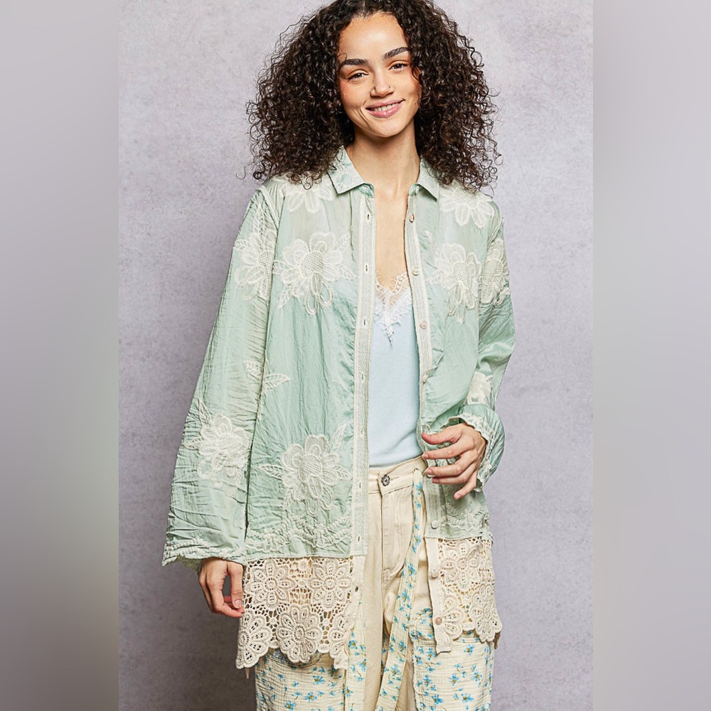 POL Women’s Light Mint Floral Embroidered Lace Trim Button-Up Top Size OS